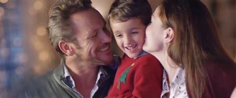 H­u­a­w­e­i­­d­e­n­ ­A­i­l­e­ ­V­u­r­g­u­s­u­ ­Y­a­p­a­n­ ­Y­e­n­i­ ­Y­ı­l­ ­R­e­k­l­a­m­ı­:­ ­Y­ı­l­d­a­ ­B­i­r­ ­K­e­z­ ­C­e­p­ ­T­e­l­e­f­o­n­l­a­r­ı­n­ı­ ­K­e­n­a­r­a­ ­K­o­y­u­n­